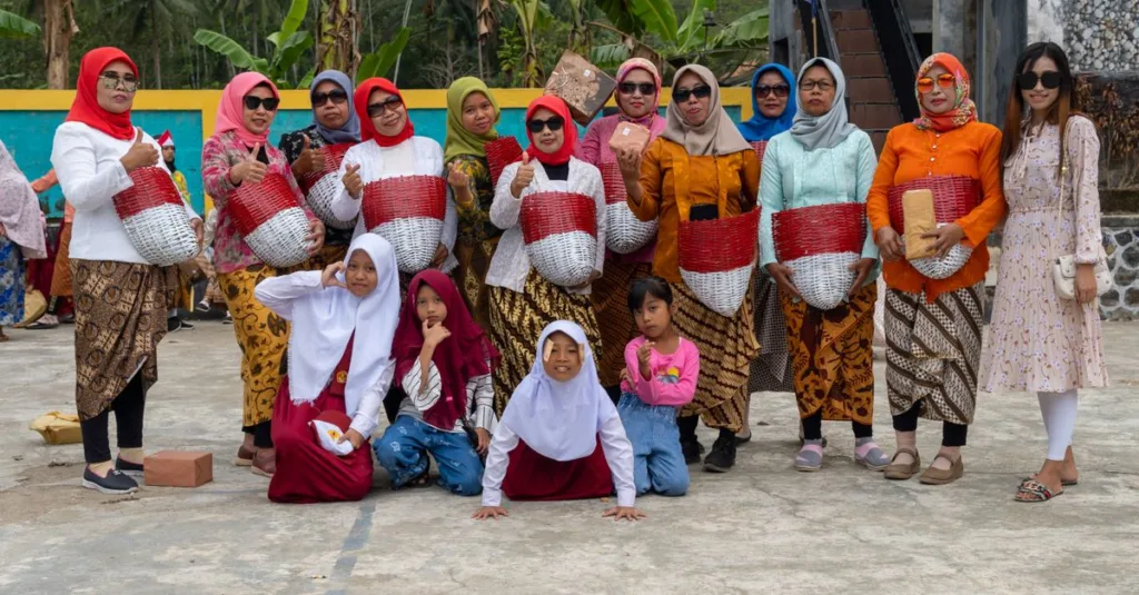 Sekelompok orang Indonesia dalam pakaian tradisional merayakan festival di Pacitan, Jawa Timur.