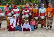 Sekelompok orang Indonesia dalam pakaian tradisional merayakan festival di Pacitan, Jawa Timur.