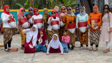 Sekelompok orang Indonesia dalam pakaian tradisional merayakan festival di Pacitan, Jawa Timur.