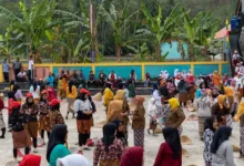 Festival budaya yang meriah di Pacitan, Indonesia dengan penduduk lokal mengenakan pakaian tradisional.