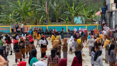 Festival budaya yang meriah di Pacitan, Indonesia dengan penduduk lokal mengenakan pakaian tradisional.