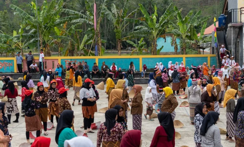 Festival budaya yang meriah di Pacitan, Indonesia dengan penduduk lokal mengenakan pakaian tradisional.