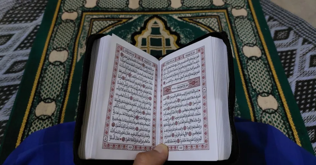 Orang yang membaca Al-Qur'an di karpet sholat tradisional di Tinghir, Maroko.