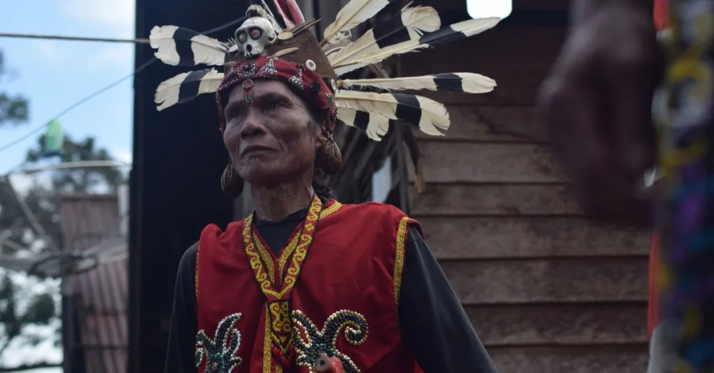 Seorang pria Dayak dalam kostum tradisional selama festival di Kalimantan Barat, Indonesia.
