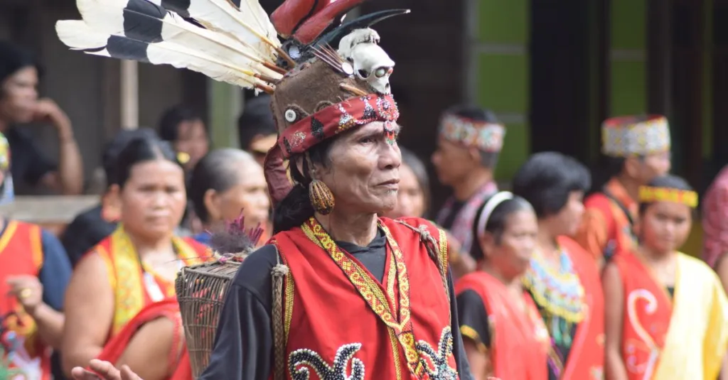 Perayaan meriah budaya Dayak dengan kostum dan ritual tradisional di Kalimantan Barat, Indonesia.