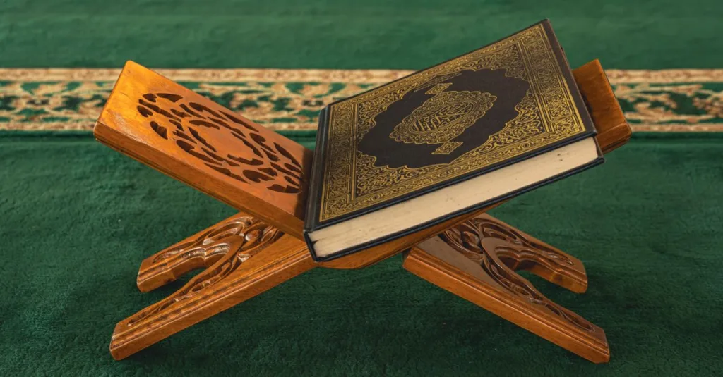 Sebuah Al-Qur'an terletak di atas podium kayu yang dipahat dengan indah di dalam masjid, menampilkan seni Islam.