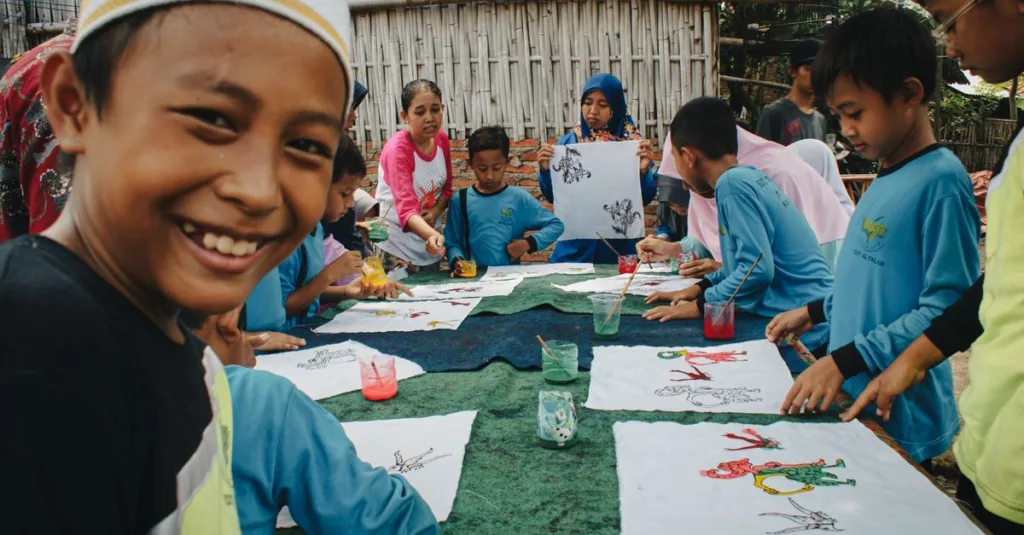 Anak-anak di Cirebon, Indonesia mempelajari seni batik tradisional di luar ruangan dalam kegiatan sekolah yang menyenangkan.