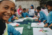 Anak-anak di Cirebon, Indonesia mempelajari seni batik tradisional di luar ruangan dalam kegiatan sekolah yang menyenangkan.