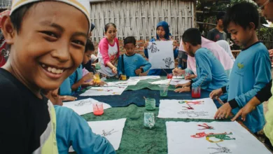 Anak-anak di Cirebon, Indonesia mempelajari seni batik tradisional di luar ruangan dalam kegiatan sekolah yang menyenangkan.