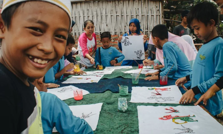 Anak-anak di Cirebon, Indonesia mempelajari seni batik tradisional di luar ruangan dalam kegiatan sekolah yang menyenangkan.