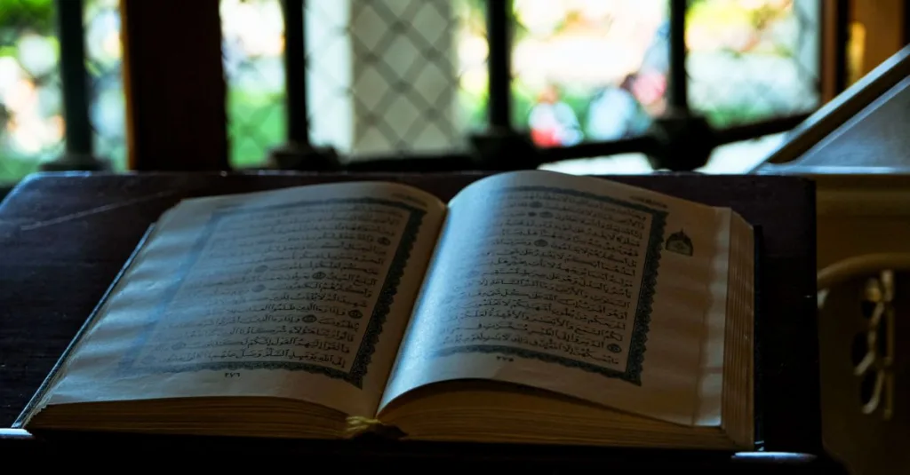 Quran terbuka dipajang di penyangga kayu di dalam ruangan yang redup dengan jendela kaca patri.