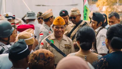 Sekelompok orang yang mengenakan seragam militer vintage dalam sebuah pertemuan di luar ruangan, kemungkinan untuk acara peringatan.