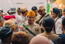Sekelompok orang yang mengenakan seragam militer vintage dalam sebuah pertemuan di luar ruangan, kemungkinan untuk acara peringatan.