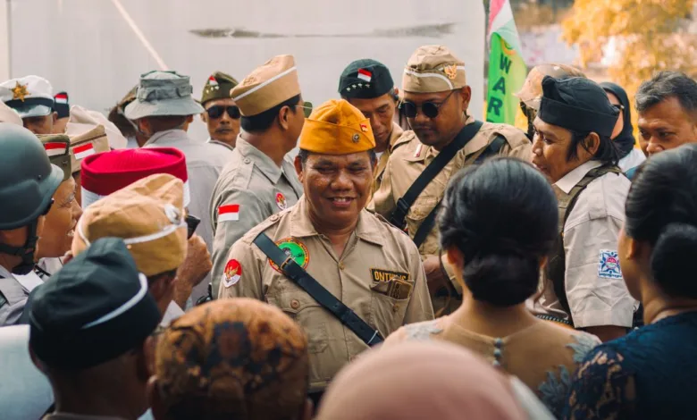 Sekelompok orang yang mengenakan seragam militer vintage dalam sebuah pertemuan di luar ruangan, kemungkinan untuk acara peringatan.