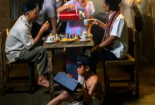 Sebuah keluarga Indonesia menikmati teh bersama dalam suasana tradisional yang nyaman.