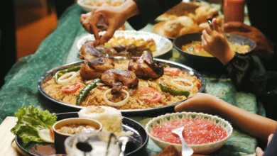 Orang-orang menikmati jamuan tradisional Ramadan di Indonesia dengan ayam, nasi, dan sambal.