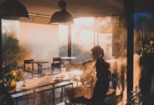 Sebuah momen tenang di kafe yang diterangi cahaya hangat matahari terbenam di Semarang, Indonesia.