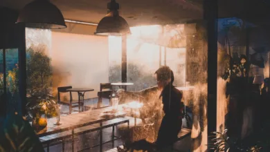 Sebuah momen tenang di kafe yang diterangi cahaya hangat matahari terbenam di Semarang, Indonesia.