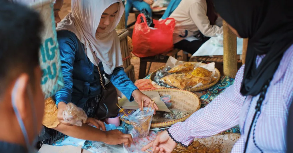 Pasar yang hidup di Jawa Barat dengan penduduk setempat yang menjual camilan dan barang-barang tradisional Indonesia.