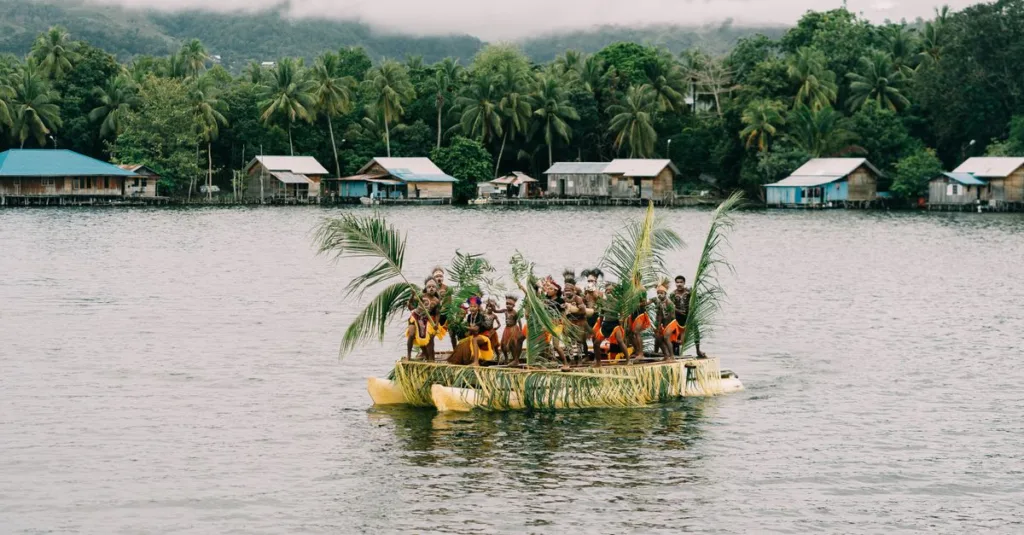 Sekelompok orang berada di atas perahu tradisional di sebuah danau yang tenang di Papua, Indonesia.