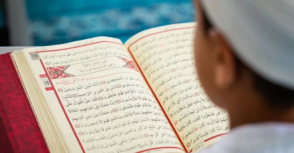 Seorang anak kecil membaca Al-Quran di dalam masjid, dengan fokus pada pendidikan dan spiritualitas.