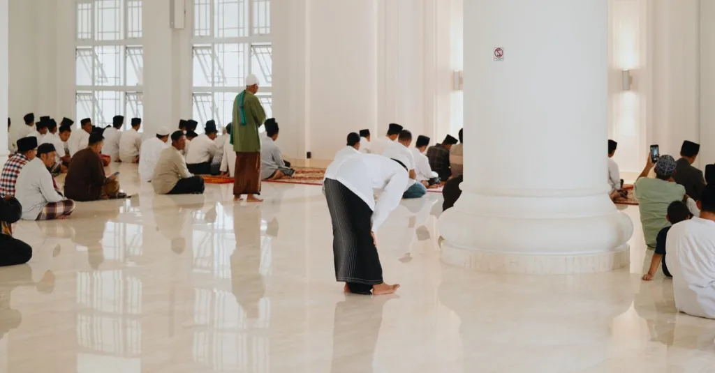 Para jamaah Muslim melaksanakan salat di dalam sebuah masjid yang luas di Jawa Barat, Indonesia.