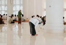Para jamaah Muslim melaksanakan salat di dalam sebuah masjid yang luas di Jawa Barat, Indonesia.
