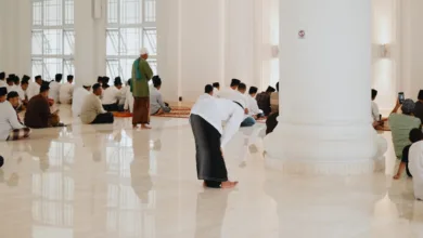 Para jamaah Muslim melaksanakan salat di dalam sebuah masjid yang luas di Jawa Barat, Indonesia.