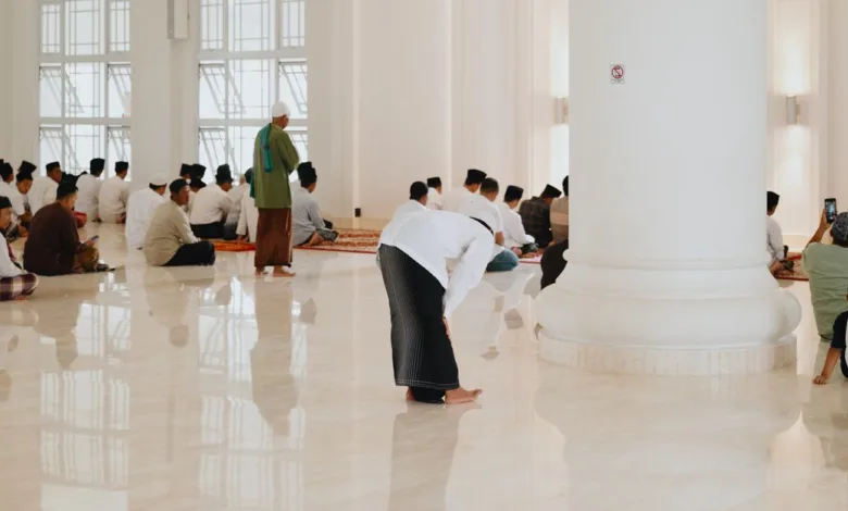 Para jamaah Muslim melaksanakan salat di dalam sebuah masjid yang luas di Jawa Barat, Indonesia.