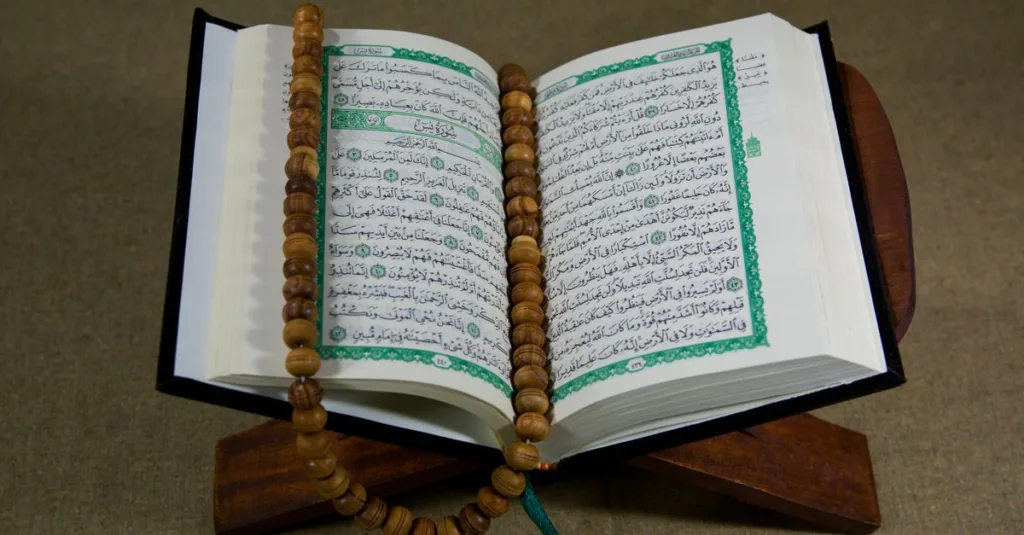 Sebuah Al-Qur'an terbuka dengan tasbih yang dipajang di atas tempat kayu, melambangkan iman dan tradisi Islam.